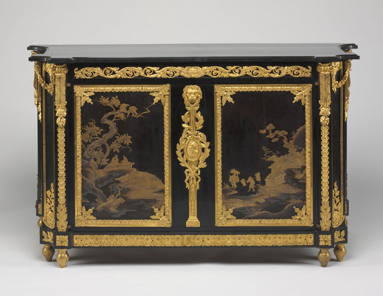Kommode (kommode), ca. 1765-1770 (ibenholt finér med japanske lakkpaneler, forgylt bronsefester og marmortopp) av Rene Dubois