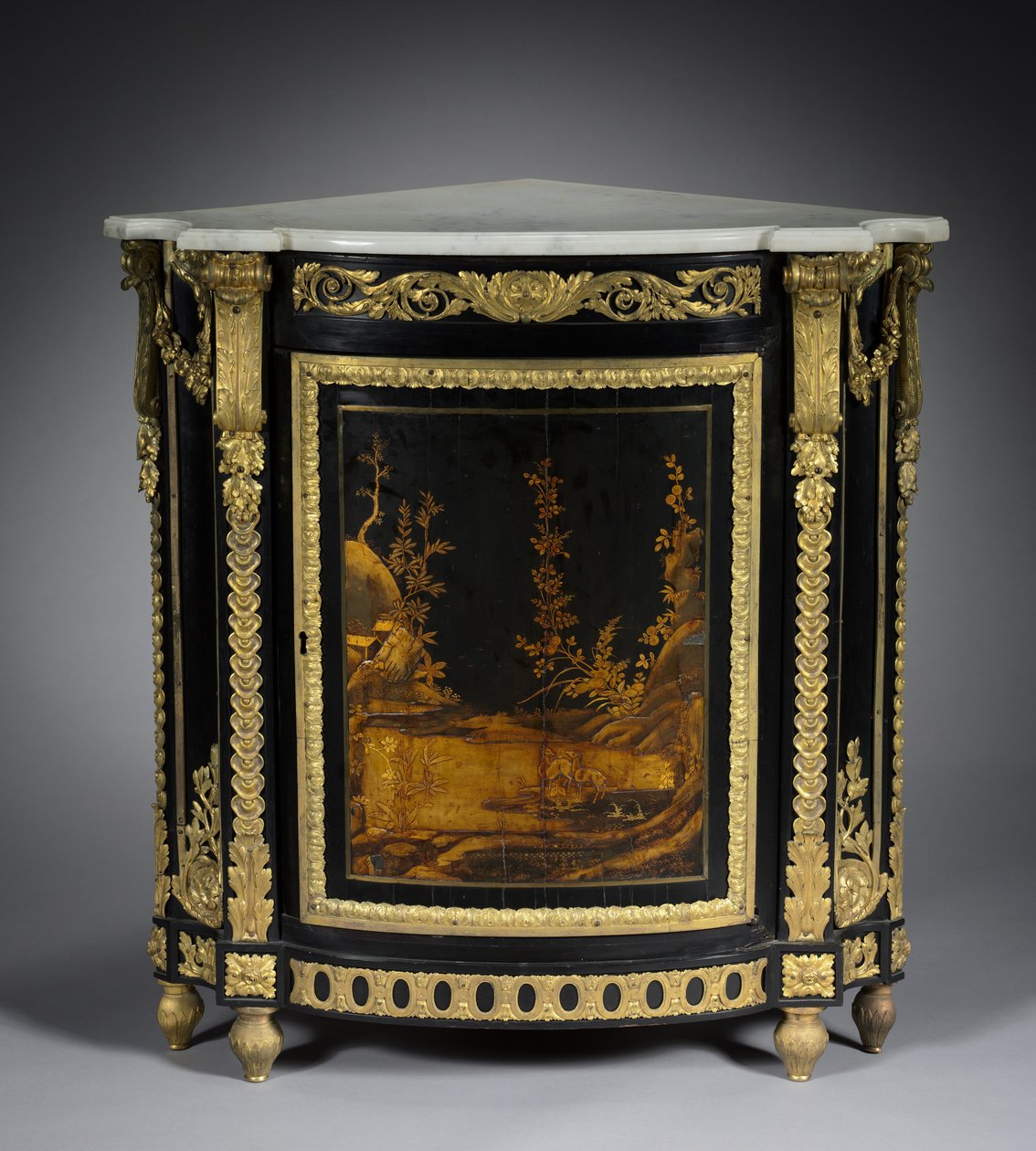 Hjørneskap, ca. 1765-1770 (ibenholt finer, japansk lakk, forgylt bronsefester) av Rene Dubois