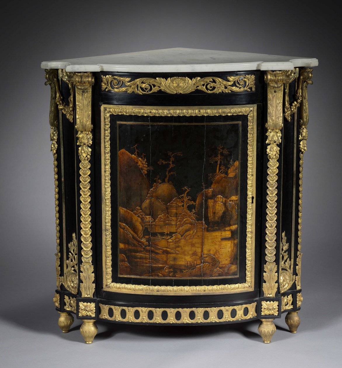 Hjørneskap, ca. 1765-1770 (ibenholt finer, japansk lakk, forgylt bronsefester) av Rene Dubois