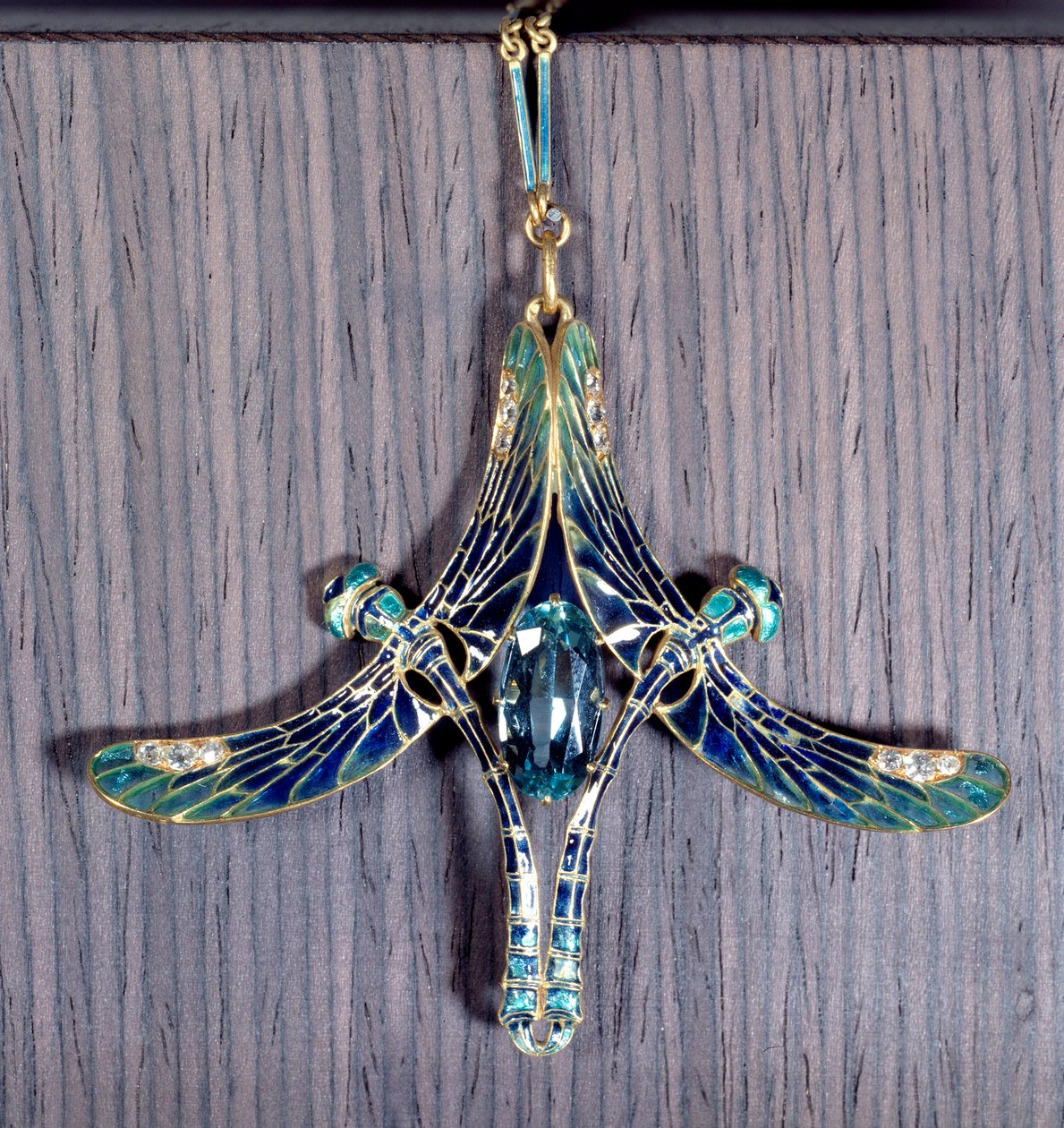 Art Nouveau: anheng "" Dragonfly"" i akvamarin, gull og emalje av Jules Rene Lalique (1860-1945) Paris, Musee d