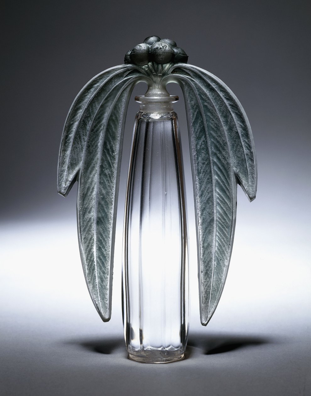 Bouchon Eucalyptus, nr. 507, ca. 1919 (klart, frostet og grønnfarget glass) av Rene Jules Lalique