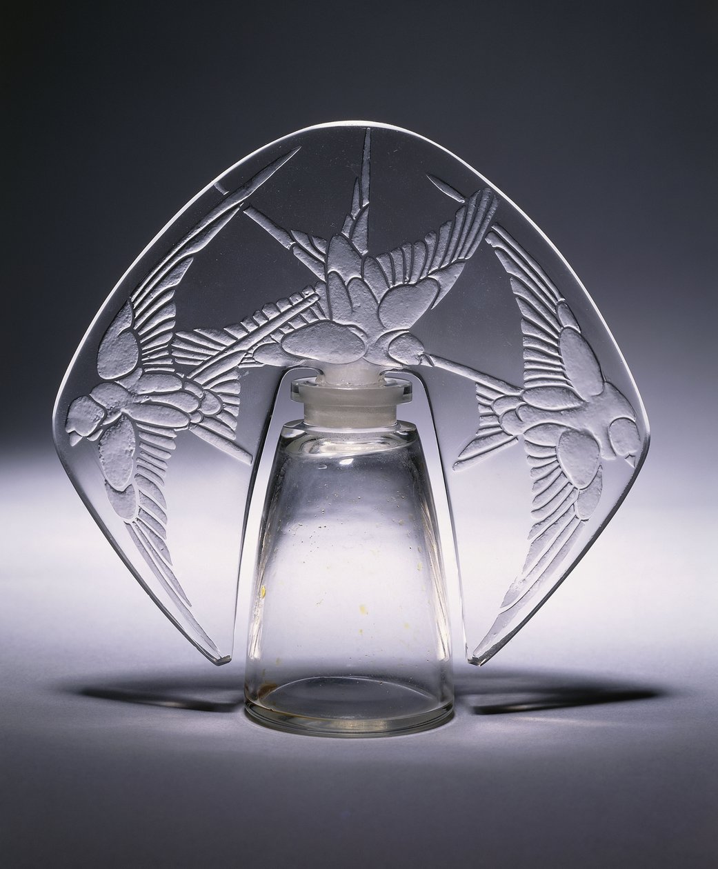 Bouchon Trois Hirondelles nr. 496, ca. 1920 (klart og frostet glass) av Rene Jules Lalique