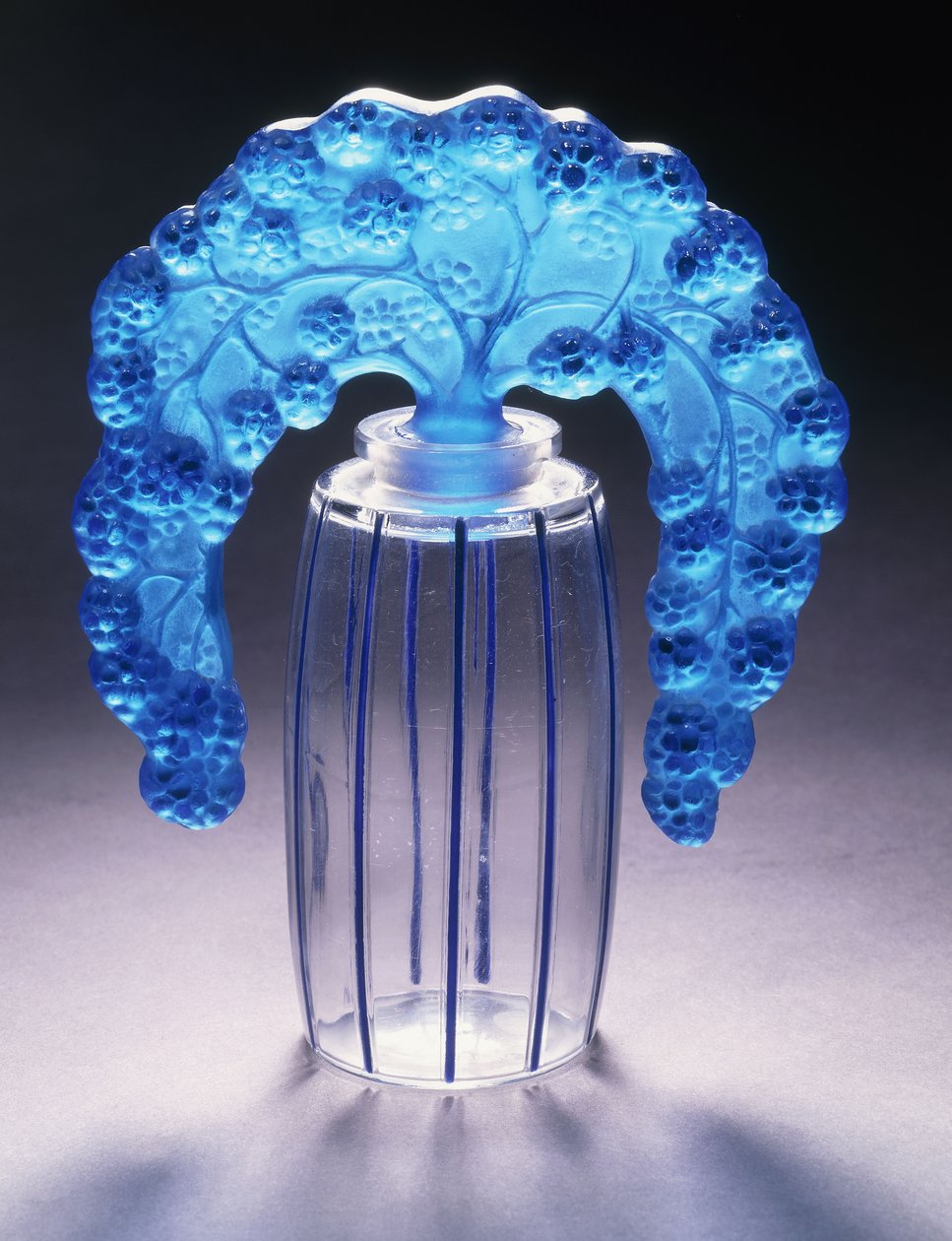 Bouchons Mures nr. 495, ca. 1920 (klart og blåemaljert glass) av Rene Jules Lalique