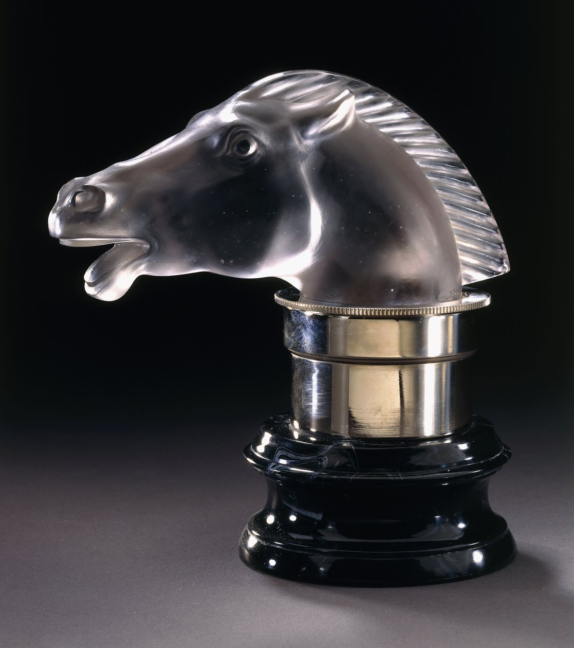 Epsom, ca. 1928 (klart frostet glass) av Rene Jules Lalique