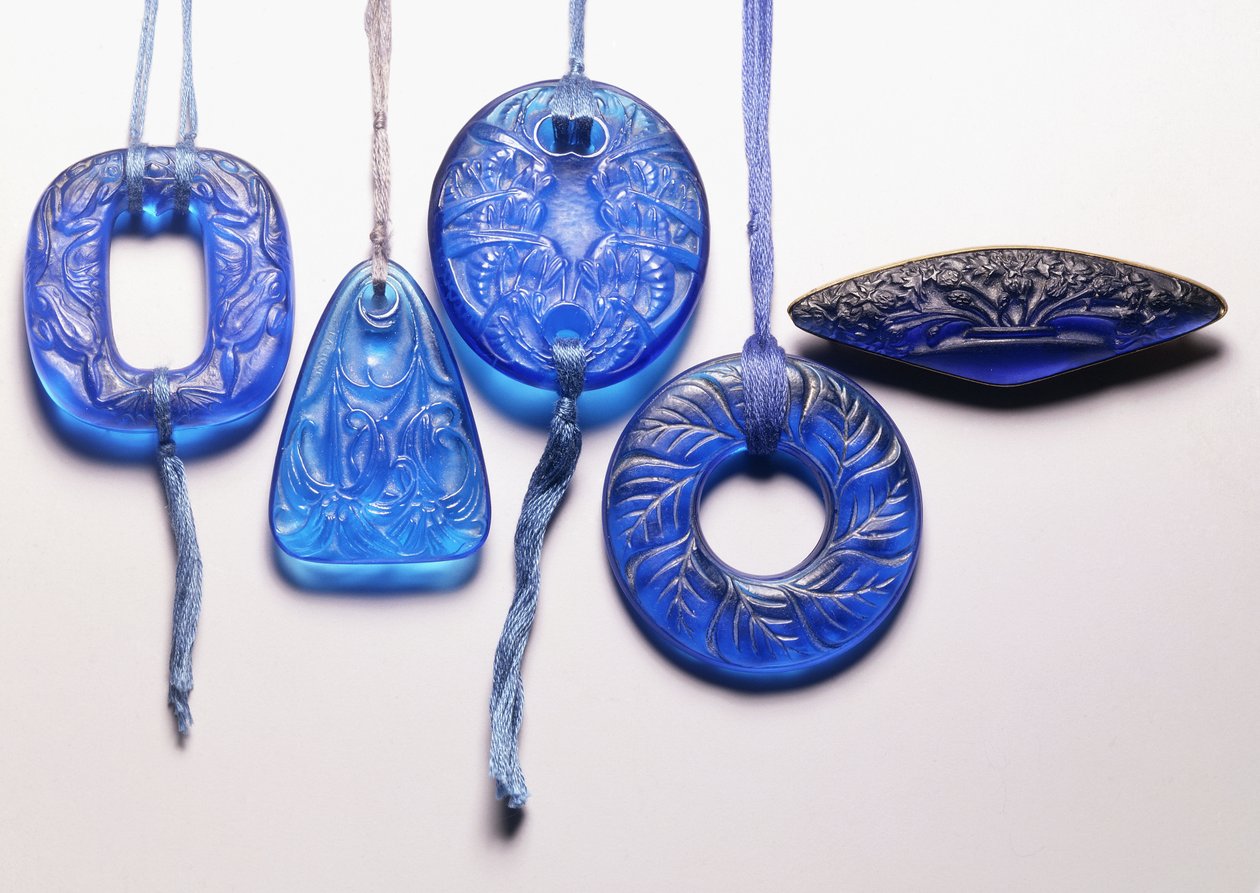 Fire turkise glass anheng og en brosje montert i forgylt metall, av Rene Jules Lalique