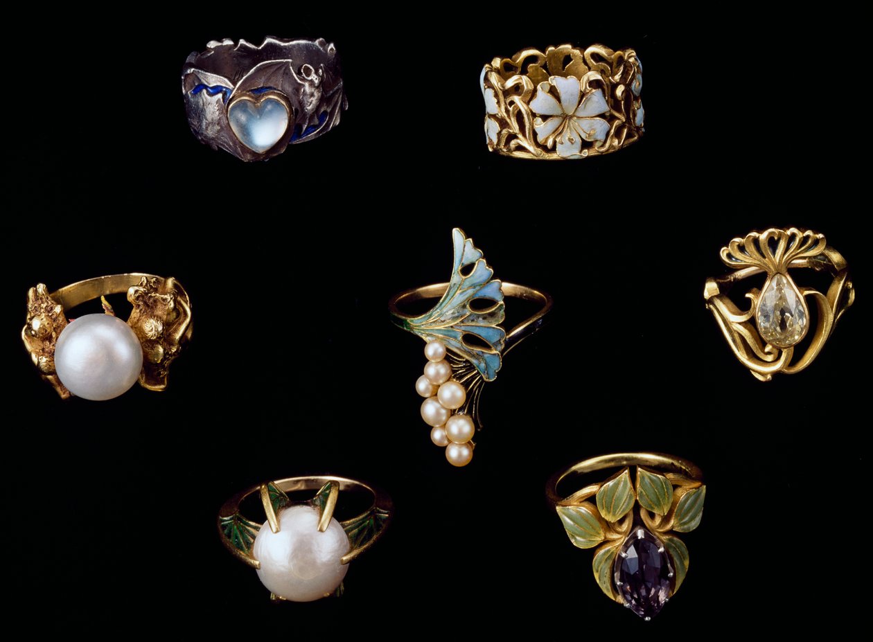 Gull, sølv og kobberringer med emalje, opal, perler, ametyster og briljante diamanter av Rene Jules Lalique