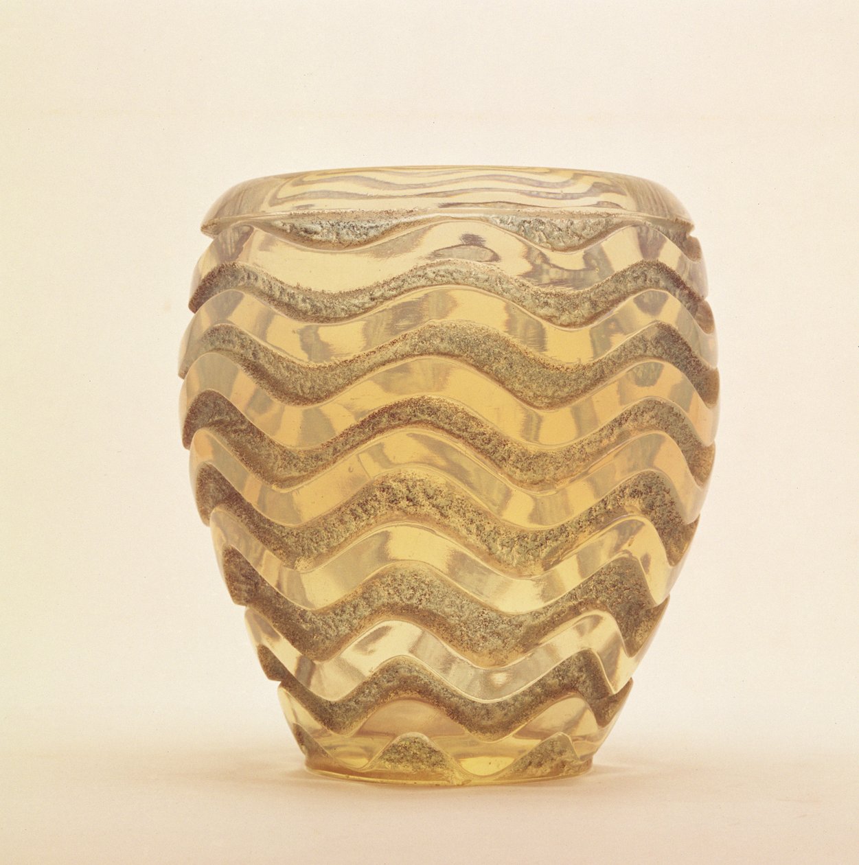 Kraftig formstøpt vase med bølgedesign i polert relieff av Lalique, ca. 1902 av Rene Jules Lalique