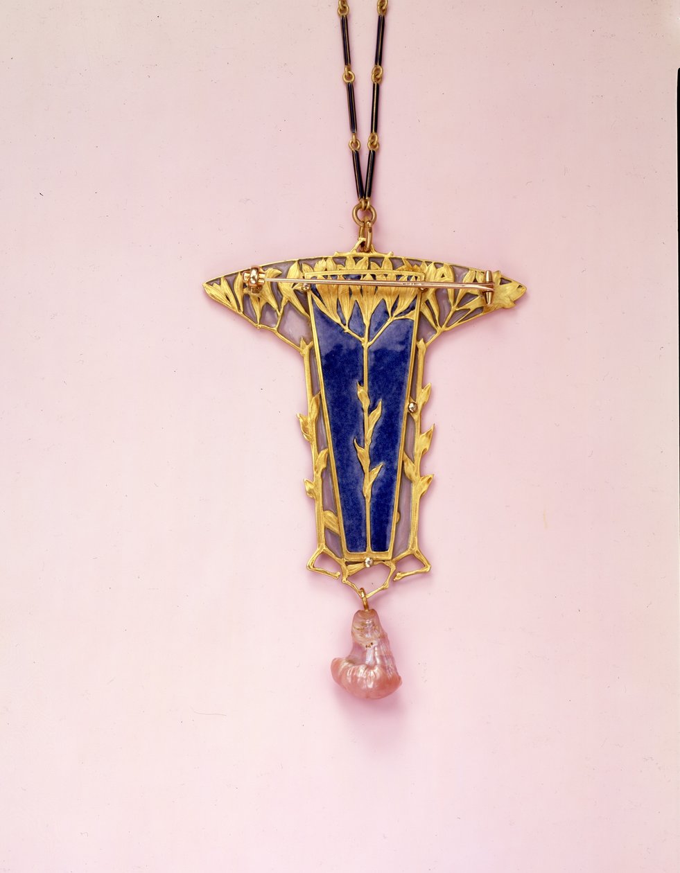 Anhengsbrosje og kjede (emalje, elfenben, gull og perle) av Rene Jules Lalique