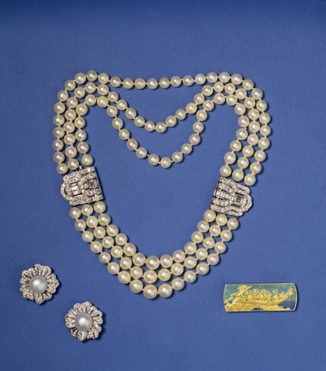 Utvalg av perlesmykker: trerads perlekjede med diamantklips; bouton formet Southsea kulturperle øredobber; gull- og emaljebrosje av Lalique, ca. 1900 (perle) av Rene Jules Lalique