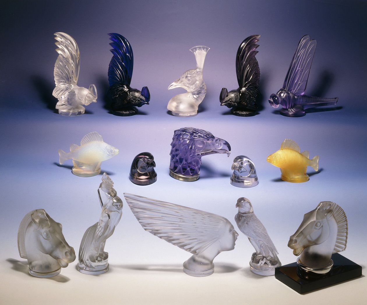 Ulike glassbilmaskoter (av fugler, fisk, hester og et menneskehode) av Rene Jules Lalique