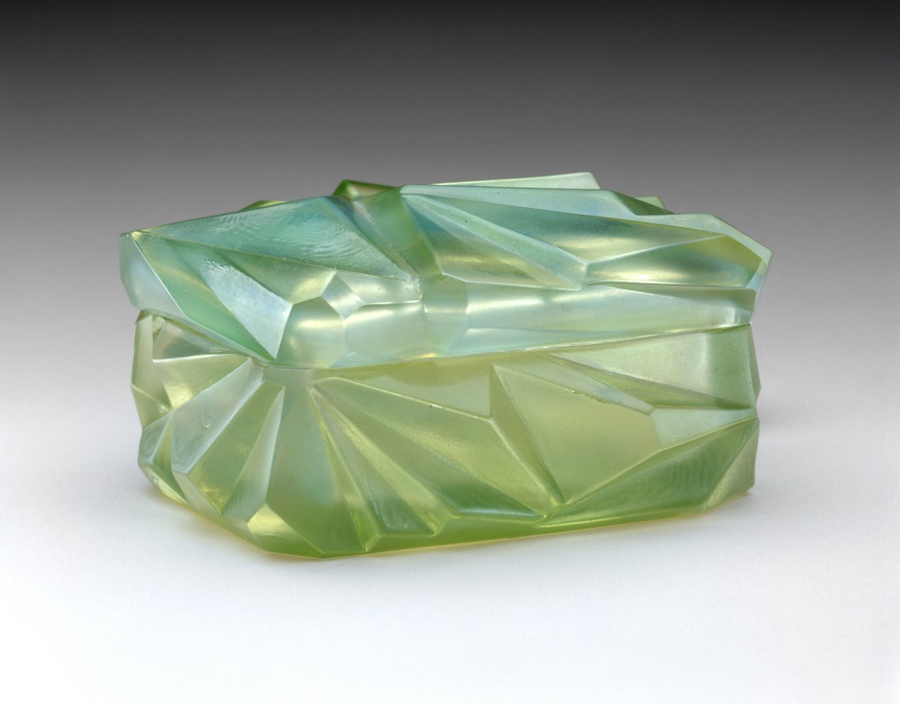"Ruba Rombic" sigarettboks, ca. 1929 (opaliserende glass) av Reuben Haley