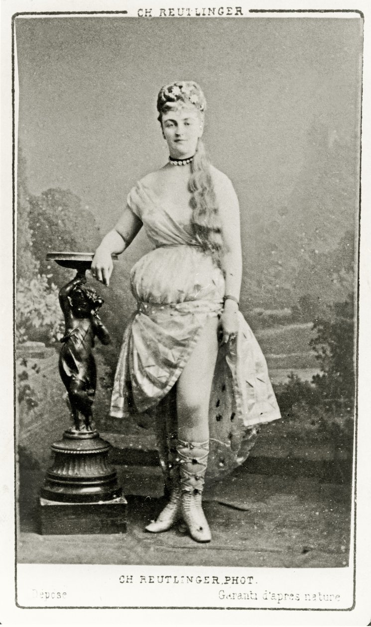 Méry Laurent på scenen, ca. 1888-89 av Reutlinger Studio