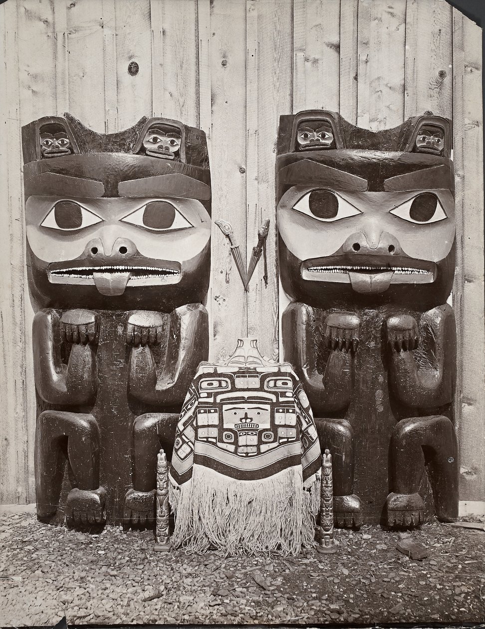 Artefakter, Queen Charlotte Islands, British Columbia (gelatinsølvtrykk) av Richard Maynard