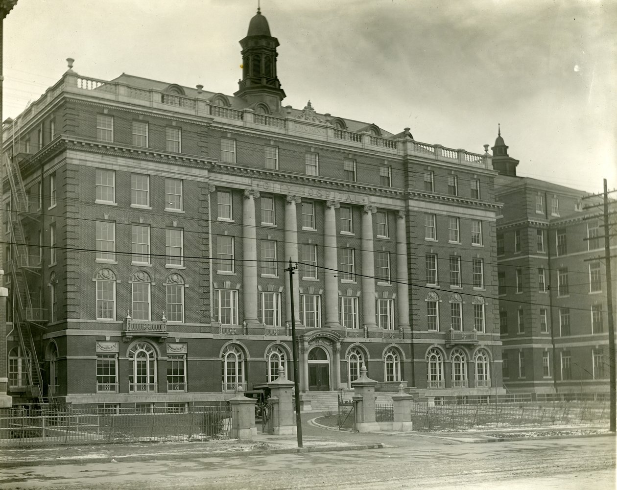 Hovedbygningen til City Hospital i 1910 av Richard Moore