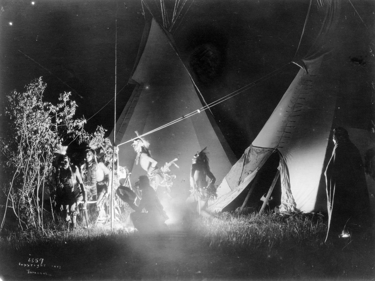 Dans i ildlyset, 1907 av Richard Throssel