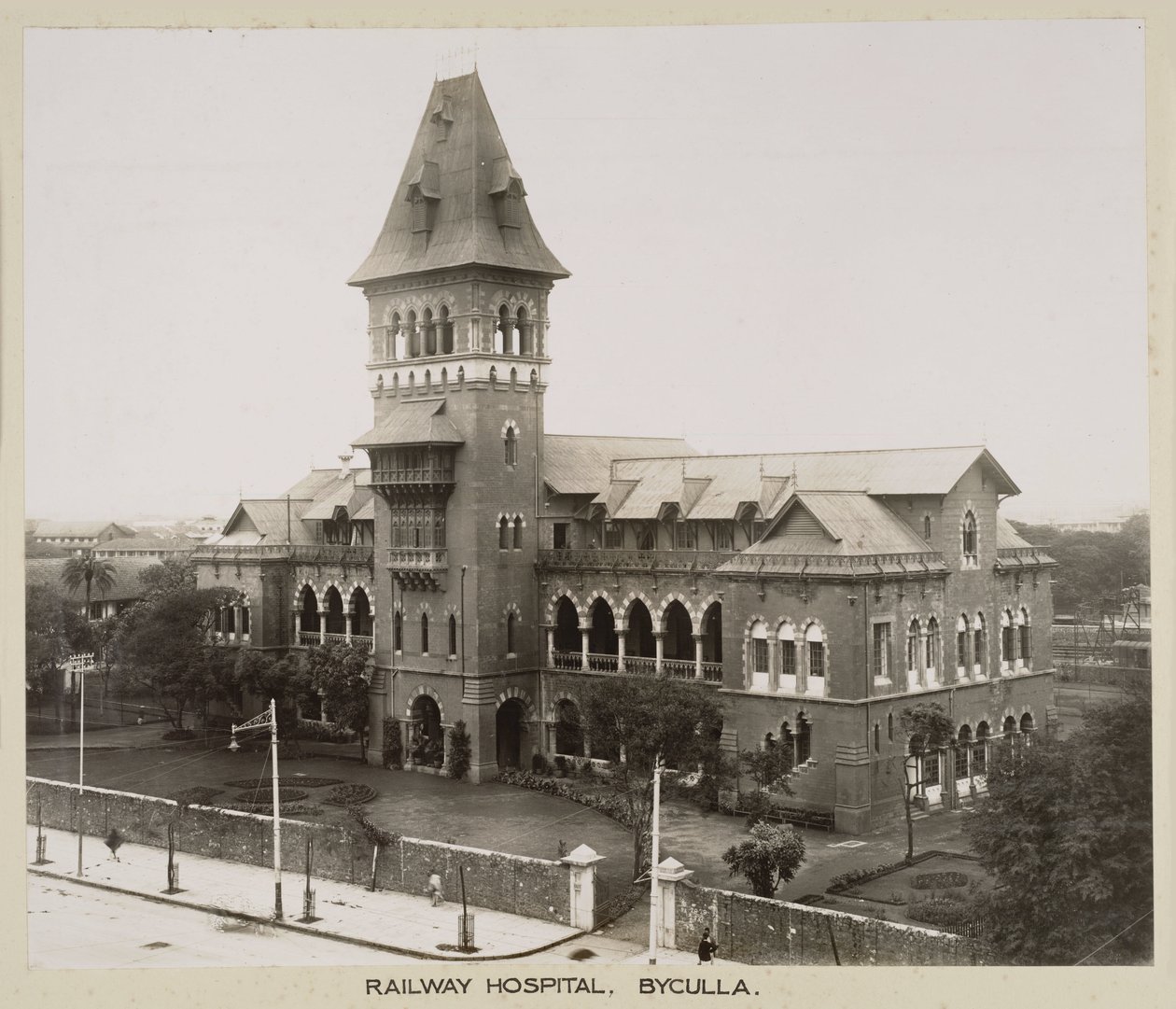 Sykehus Byculla Railway Hospital, India, ca 1930 av John Pardon