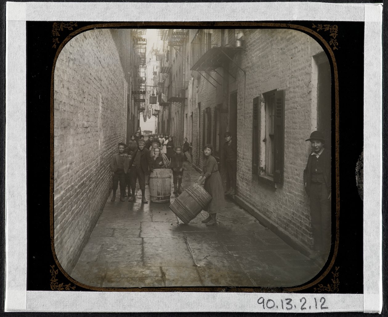 Gotham Court, 38 Cherry Street, ca. 1890 (sølv gelatintrykk) av Richard Hoe Lawrence