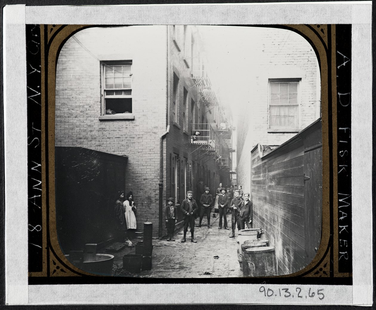 Mullen's Alley, Cherry Hill, ca. 1890 (sølv gelatintrykk) av Richard Hoe Lawrence