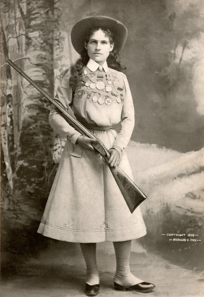 Annie Oakley med en rifle av Richard Kyle Fox