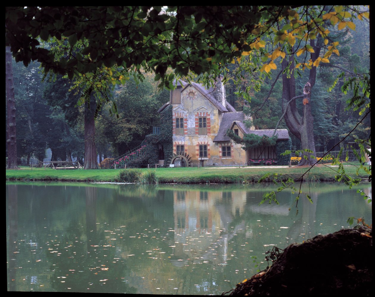 Hameau de la Reine - La Maison de la Reine ved Hameau de la Reine Marie Antoinette, i parken til Chateau de Versailles. av Richard Mique