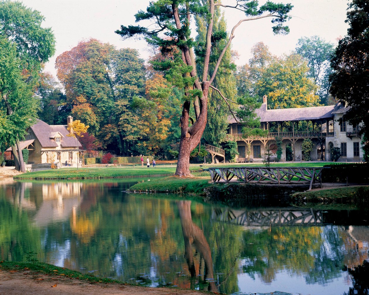 Dronningens hus i Hamlet of Queen Marie Antoinette, i parken til Chateau de Versailles. av Richard Mique