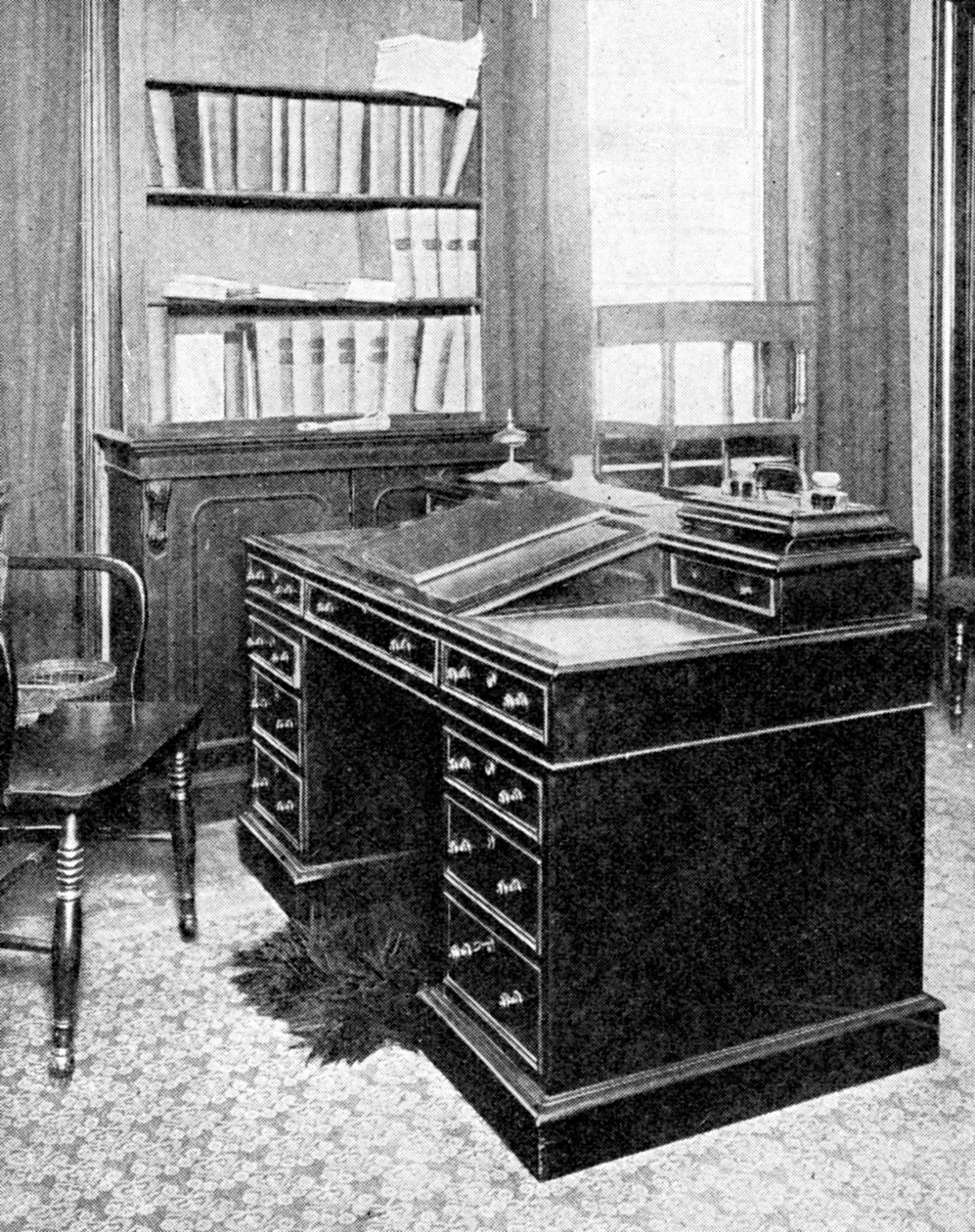 Stol og skrivebord til Charles Dickens, brukt på Gadshill, 1923. av Rischgitz Collection