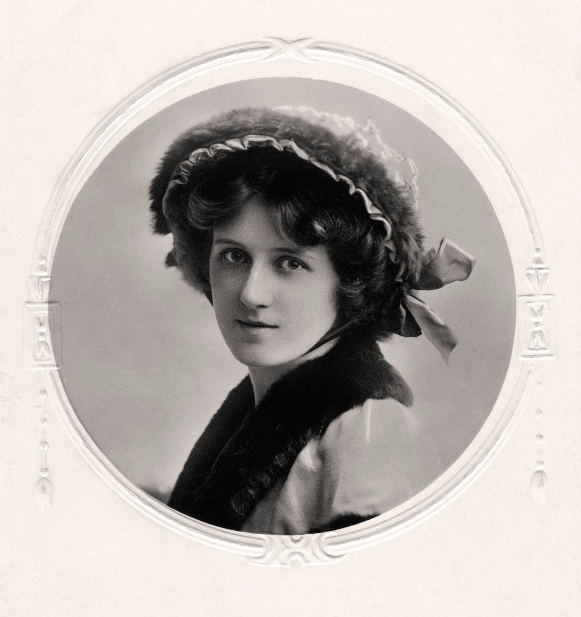 Nina Sevening , britisk skuespillerinne, tidlig på 1900-tallet. av Rita Martin