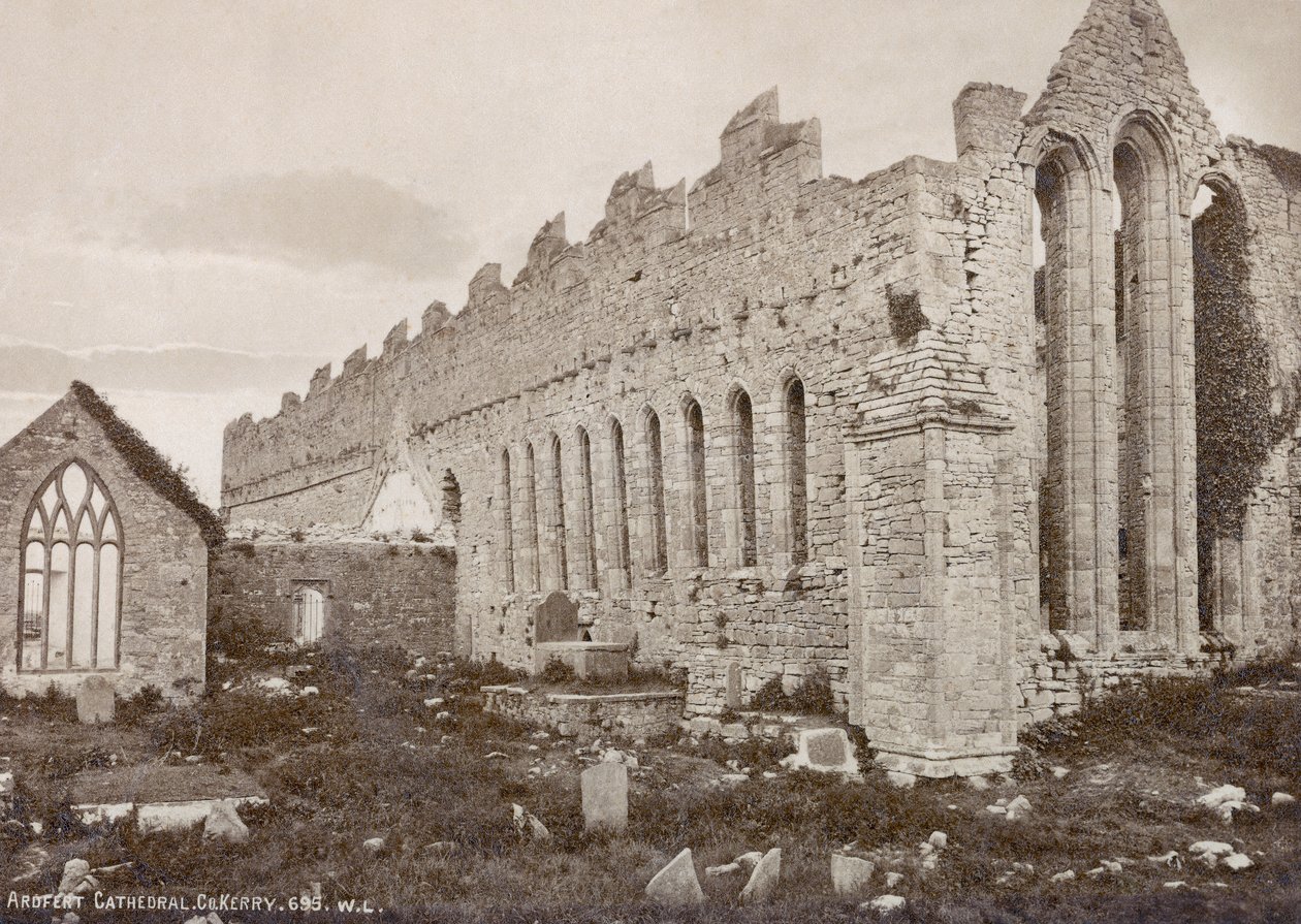 Ardfert Cathedral, fotografert av Robert French for William Lawrence Photographic Studio, ca. 1880-tallet (sepia-bilde) av Robert French