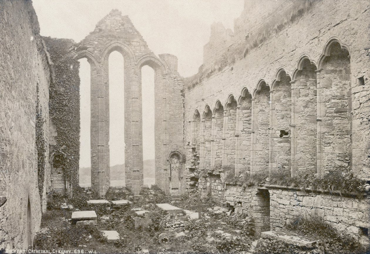 Ardfert Cathedral, fotografert av Robert French for William Lawrence Photographic Studio, ca. 1880-tallet (sepia-bilde) av Robert French