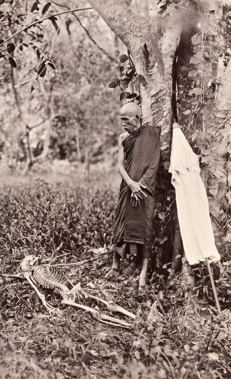 Symbolsk fotografi av en munk som vurderer et skjelett, Siam, ca. 1890 av Robert Lenz