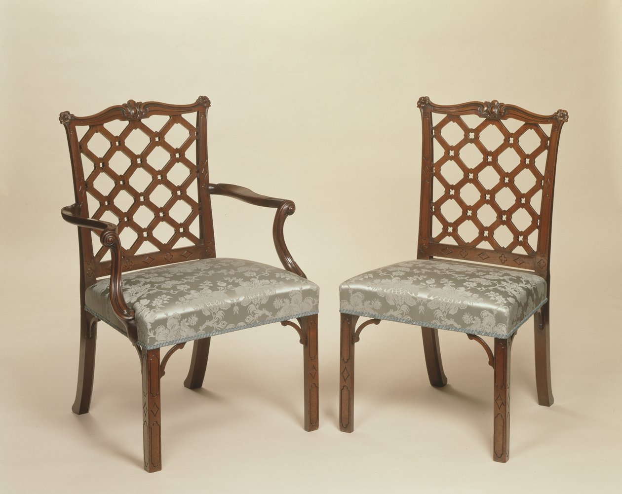 Et par George III spisestuestoler, ca. 1765 (utskåret mahogni og møbeltrekk) av Robert Manwaring