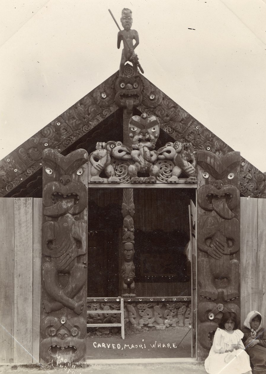 Utskåret Maori whare, ca. 1900 (sølv gelatintrykk) av Robert Marsh