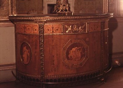 En av et par kommoder av Adam, 1773 av Robert Adamson