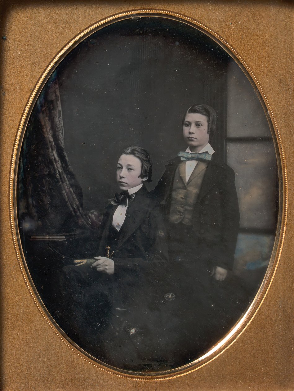 To unge menn i sløyfe, en sittende holder en bok, en stående, 1850-tallet. av Robert Boning