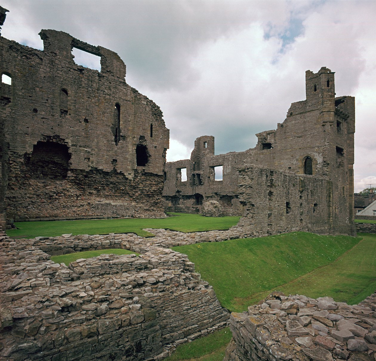 Middleham Castle, 1100-tallet av Robert Fitzrandolph