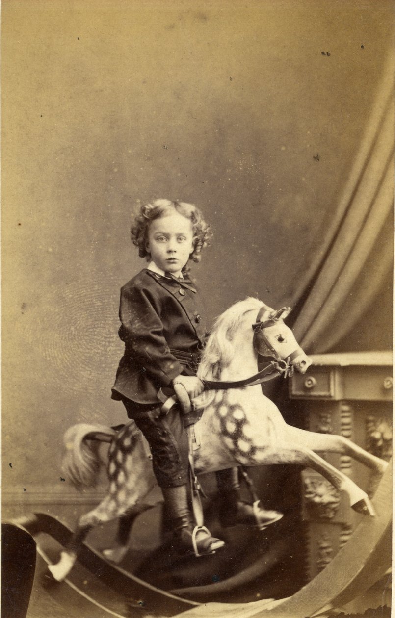 Ung gutt sitter på en gyngehest, 1860-tallet (albumintrykk) av Robert H. Preston