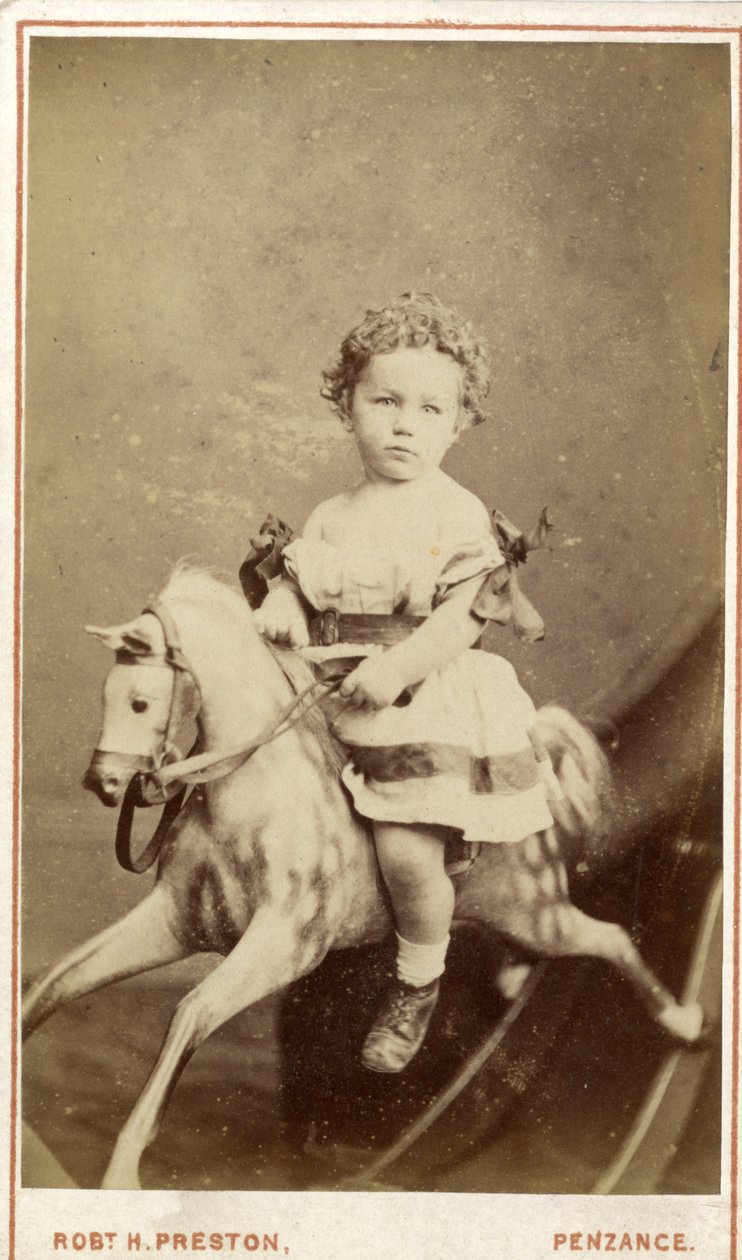 Ung jente sitter på en gyngehest, 1860-tallet (albumintrykk) av Robert H. Preston