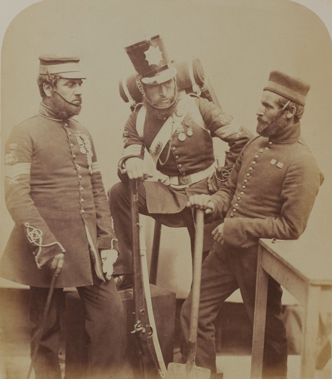 Fargesersjanter J. Stanton, Kester Knight og W. Bruce, Royal Sappers and Miners, 1856 (sepia-bilde) av Robert Howlett