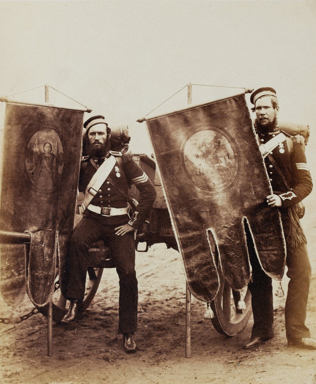 Selskapssersjant Christy og sersjant McGifford, Royal Artillery, 1856 (sepia-bilde) av Robert Howlett