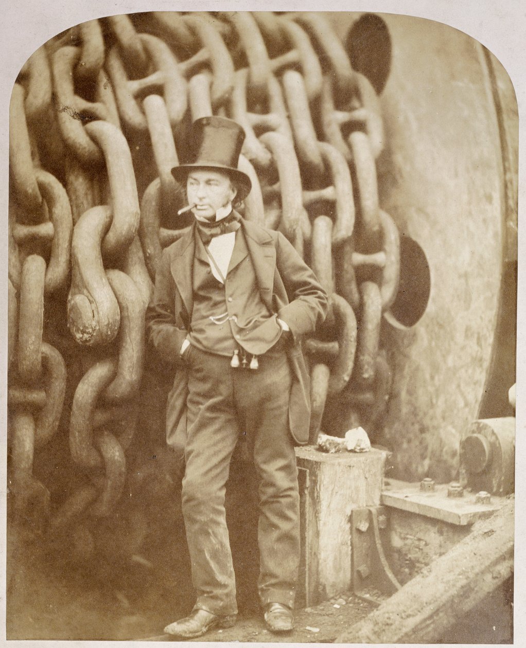 Isambard Kingdom Brunel ved Millwall, lent mot en kjedetromme, november 1857 av Robert Howlett