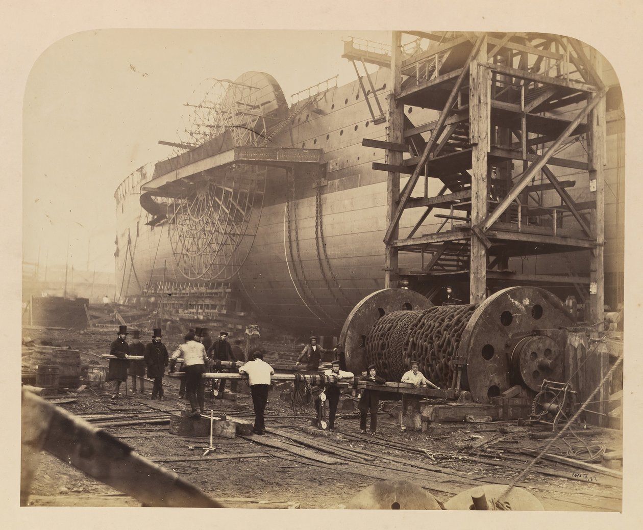Menn i arbeid ved siden av lanseringskjedene til Great Eastern, 18. november 1857. av Robert Howlett