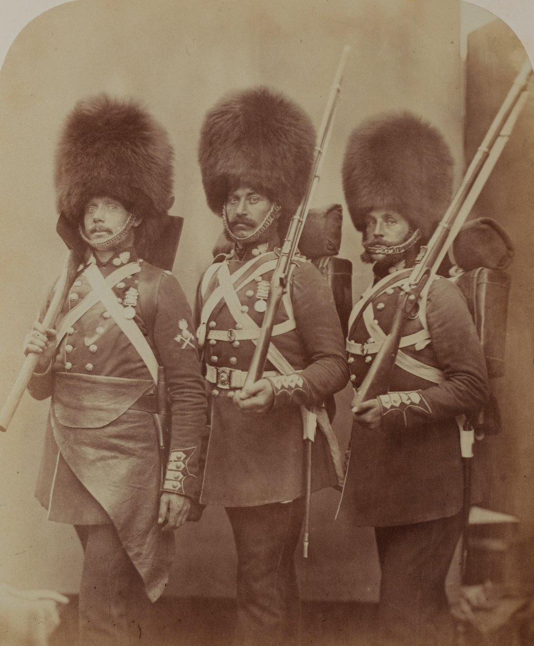 Pioneer Manners and Guardsmen Webster and Lemmen, Grenadier Guards av Robert Howlett