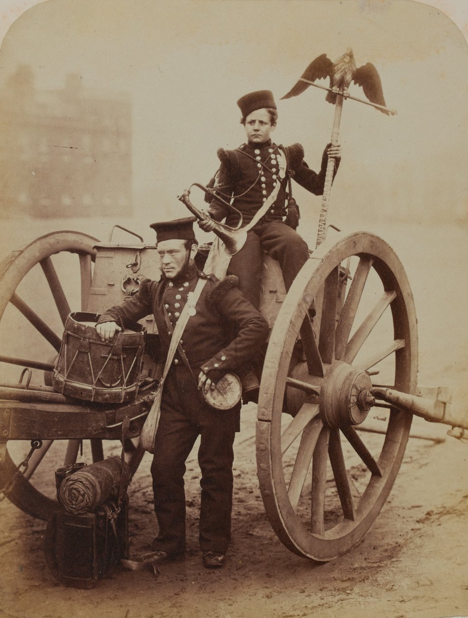 Trompetistene Gritten og Lang, Royal Artillery, 1856 (sepia-bilde) av Robert Howlett