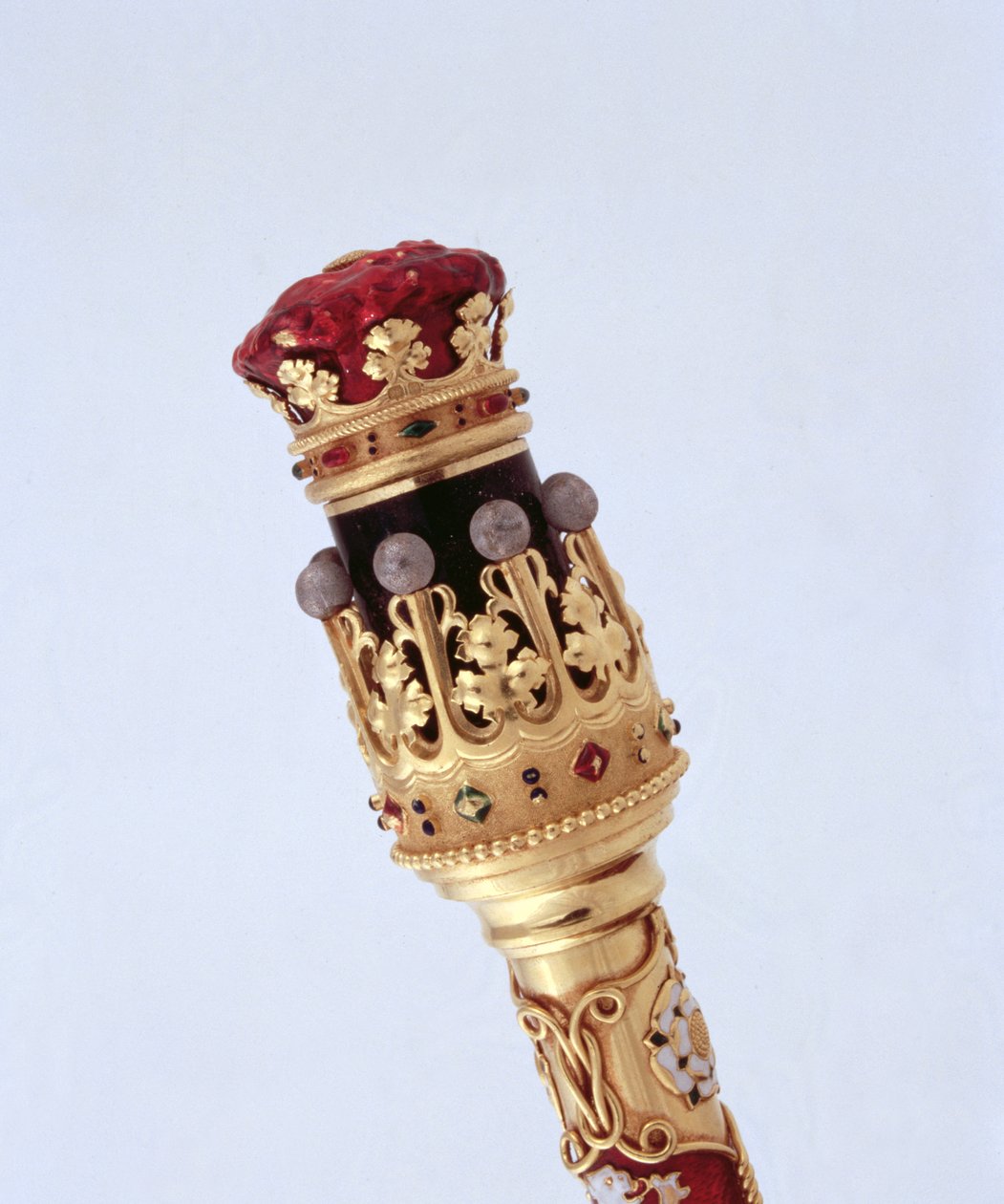Earl Marshals stafettpinnen presentert for den femtende hertugen av Norfolk ved hans første ekteskap av College of Arms, 1877 (gull) (se også 279117) (detaljer) av Robert, II Garrard