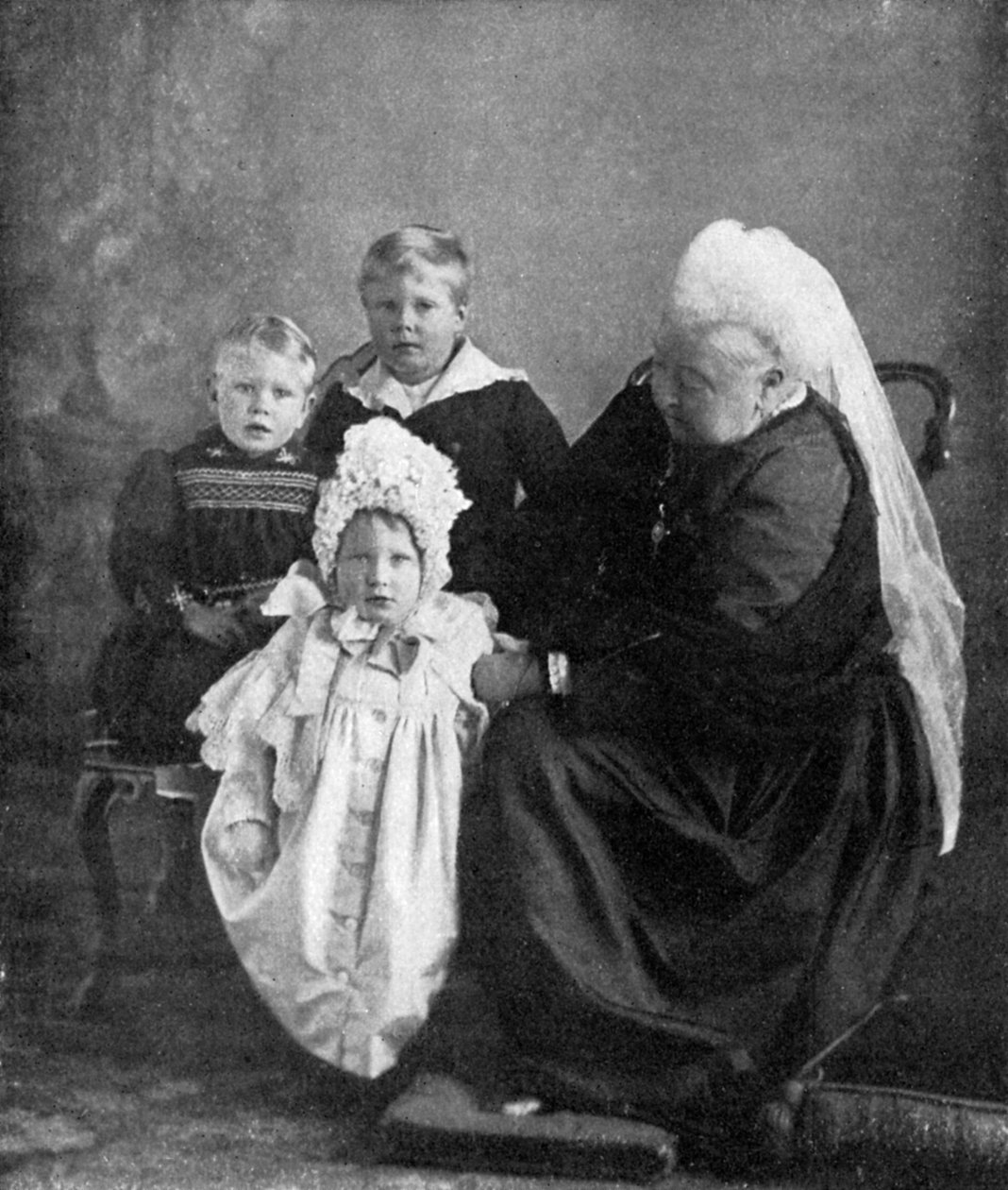 Dronning Victoria med barna til hertugen og hertuginnen av York, 1901. av Robert Milne