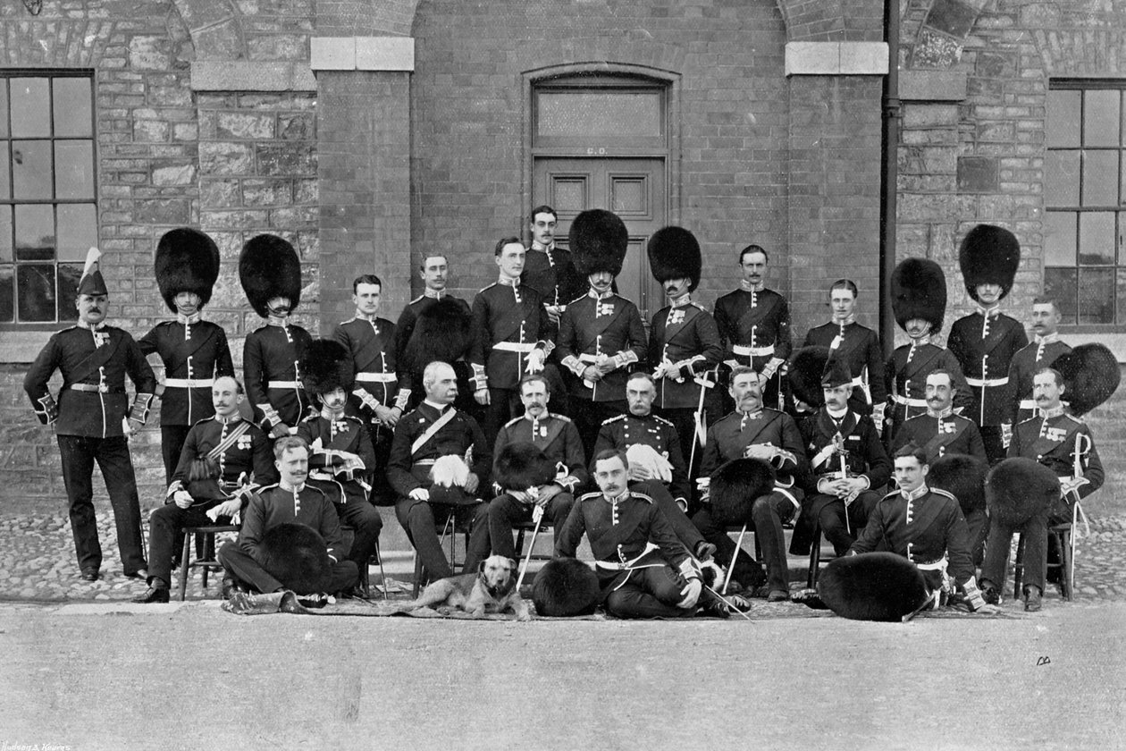 En inspeksjonsgruppe av offiserer fra 1st Scots Guards, 1896 av Robinson and Sons