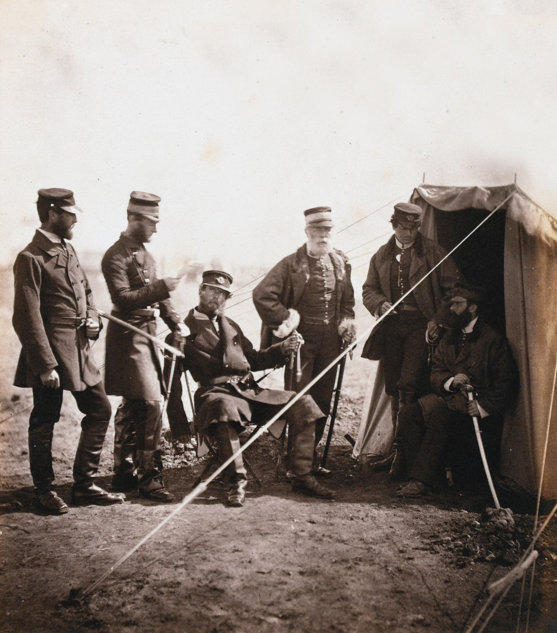 Brigadegeneral Philip Macpherson og offiserer i 4. divisjon, fra et album med 52 fotografier assosiert med Krim-krigen, 1855 av Roger Fenton