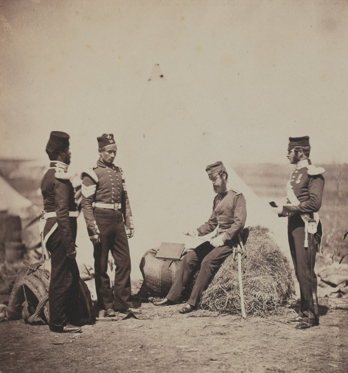 Kaptein Mark Walker, 30th (The Cambridgeshire) Regiment of Foot, Reading General Orders, fra et album med 52 fotografier assosiert med Krim-krigen, 1855 av Roger Fenton
