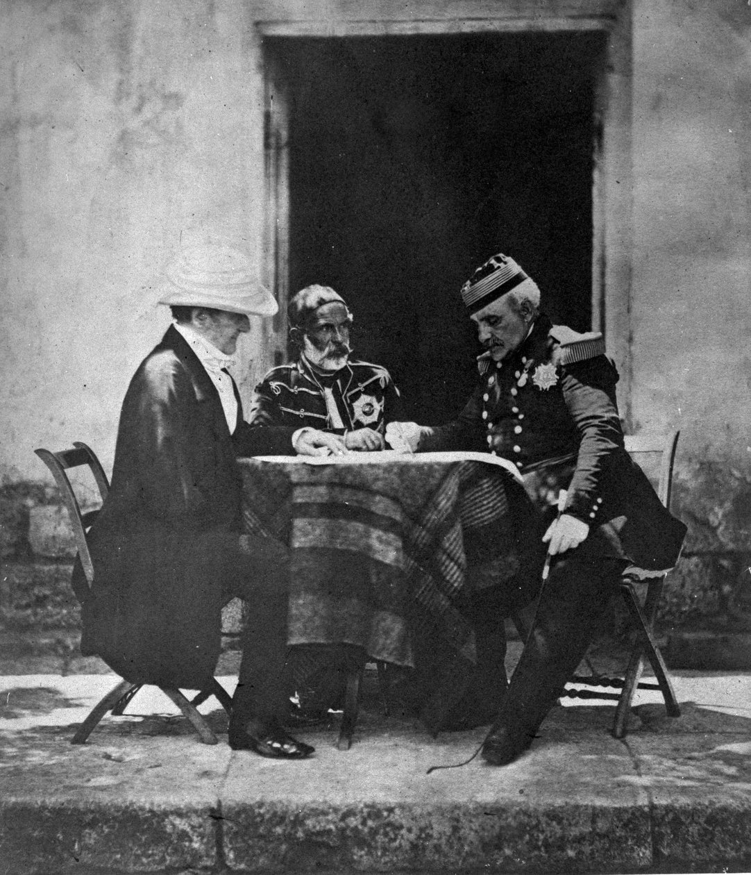 Krigsrådet holdt om morgenen etter inntak av Mamelon, 1855 av Roger Fenton