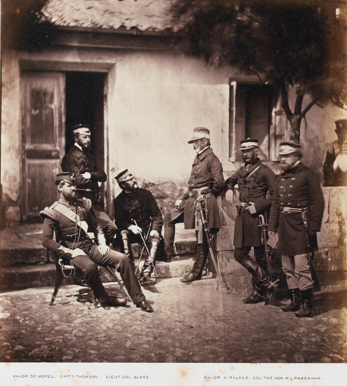 Generalmajor James Bucknall Bucknall Estcourt and Staff, fra et album med 52 fotografier assosiert med Krim-krigen, 1855 av Roger Fenton